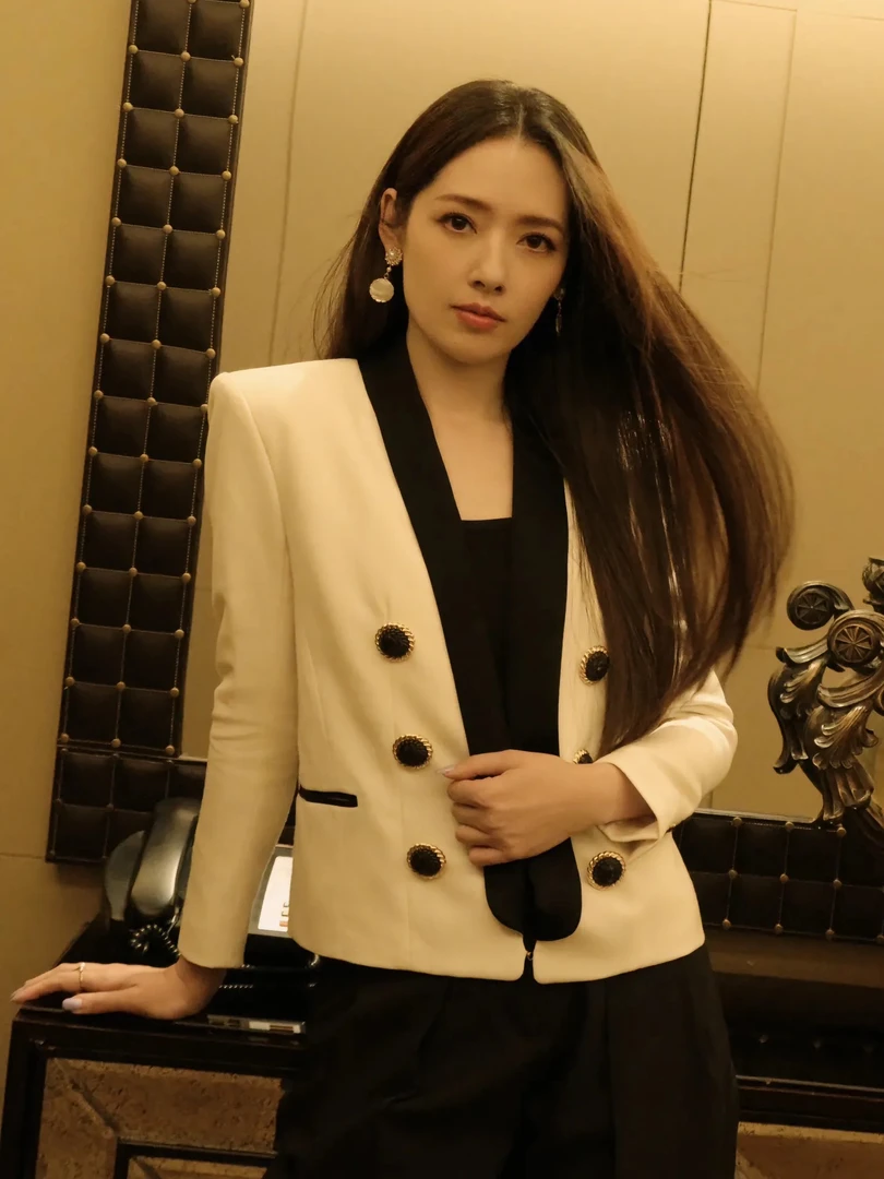 郭碧婷明星同款2025春新款明星时尚拼色撞色青果领短款小西装外套