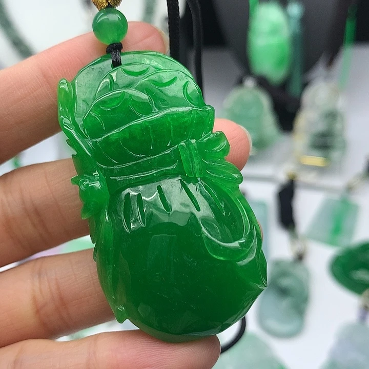 翡翠未镶嵌吊坠(赠链)