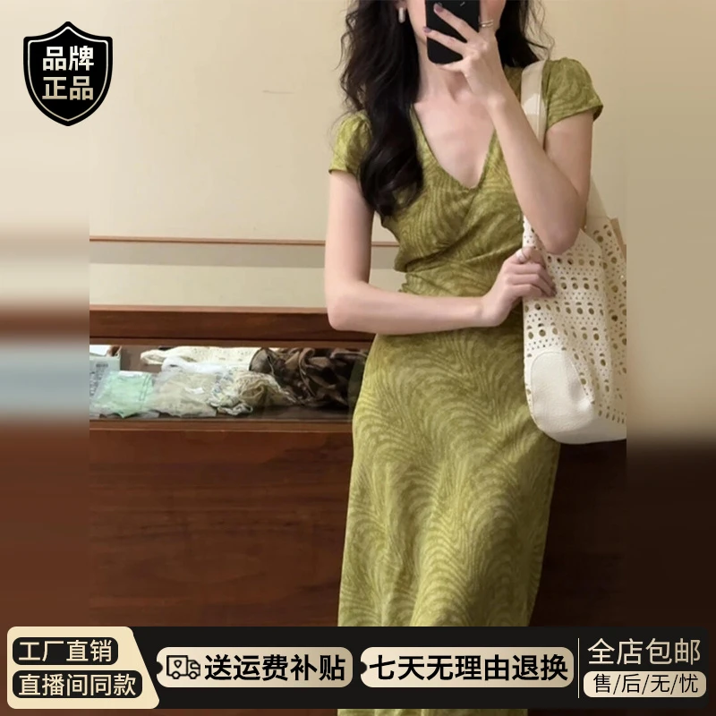 法式高级感气质V领绿色碎花连衣裙子女装2025夏季新款度假风长裙
