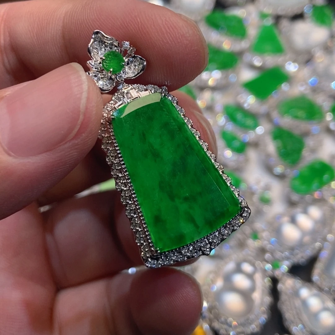 翡翠18K金镶嵌颈饰无事牌