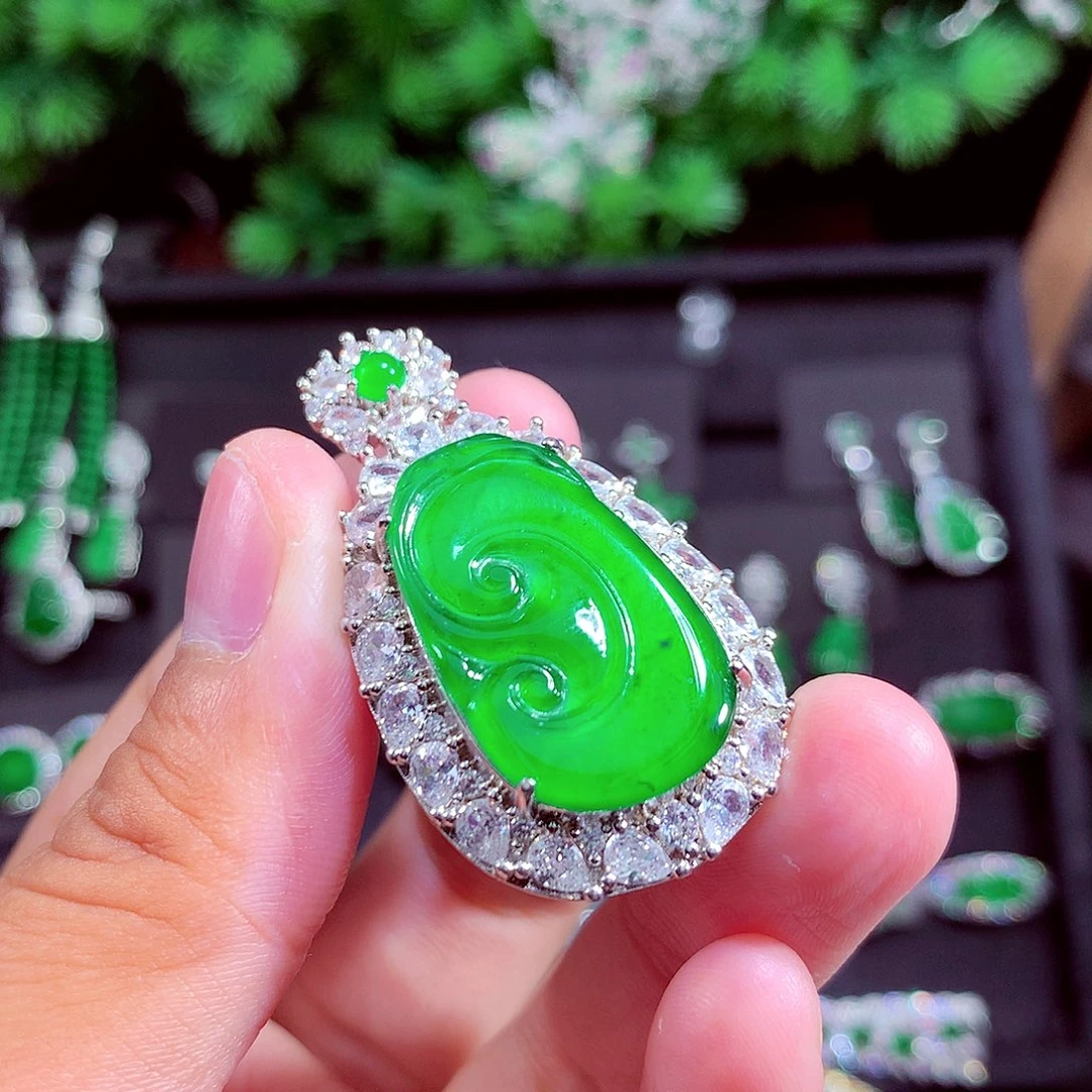 颈饰未镶嵌翡翠天然