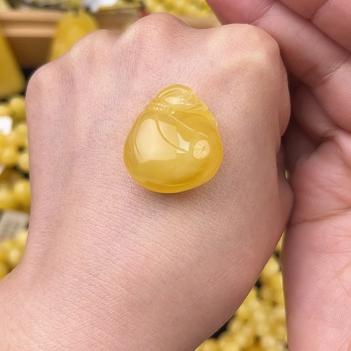 琥珀未镶嵌颈饰琥珀