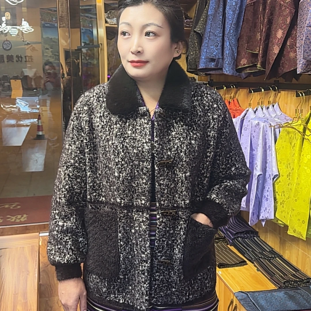 牛角扣翻领秋冬加厚外套妈妈装时尚