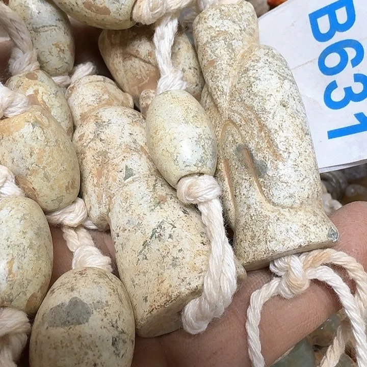 蛇纹石玉颈饰未镶嵌鼎*