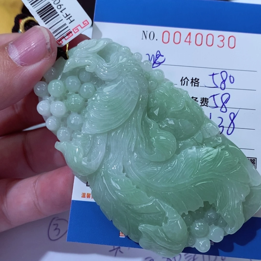 翡翠颈饰未镶嵌恐**人