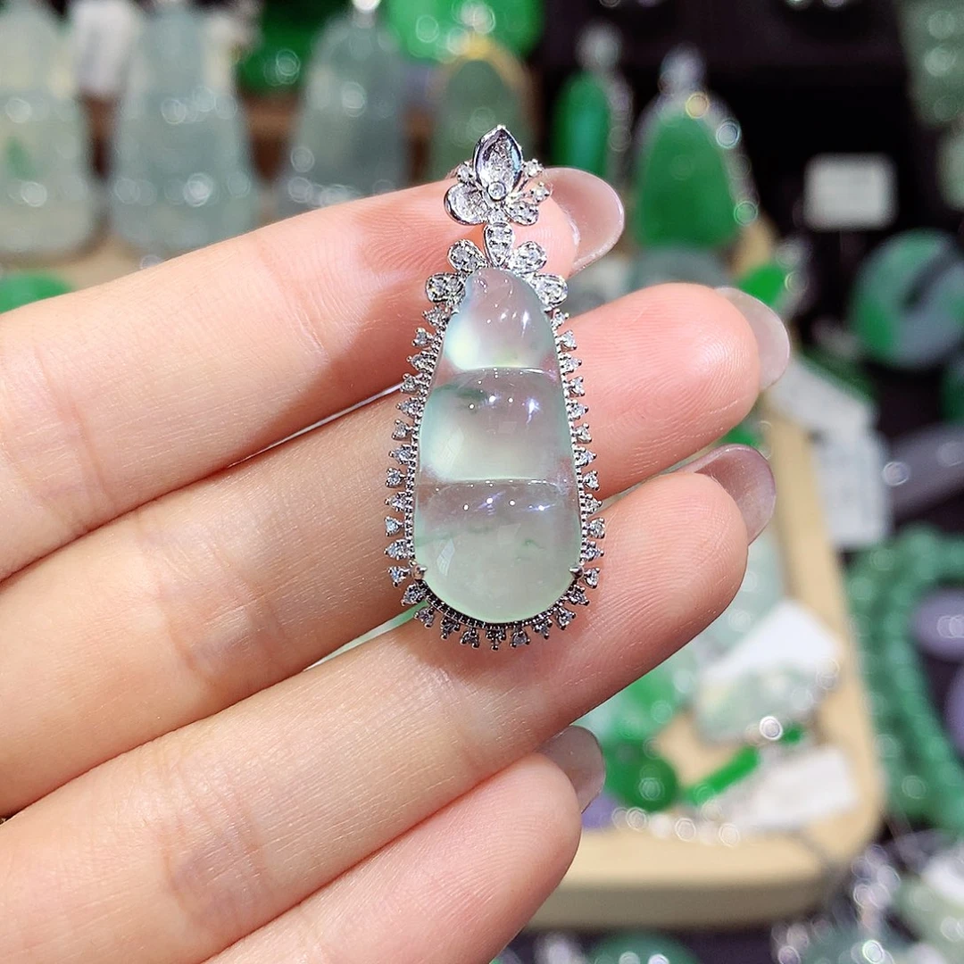 翡翠18K金镶嵌颈饰豆