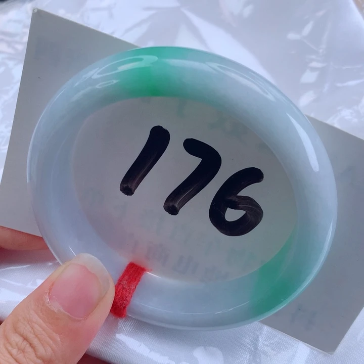 翡翠手镯未镶嵌白底青