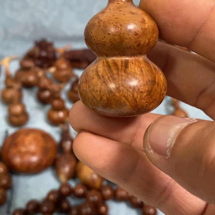 木热***民麻梨疙瘩手工雕刻葫芦