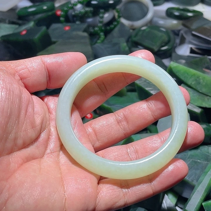 和田玉未镶嵌手镯