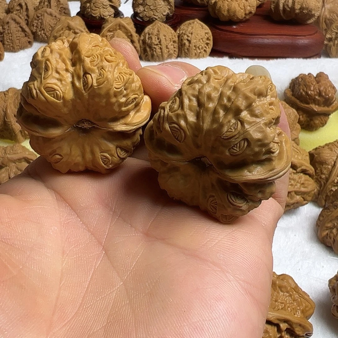 核桃蛤蟆雕刻金币题材