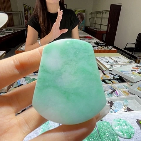 翡翠未镶嵌颈饰一个