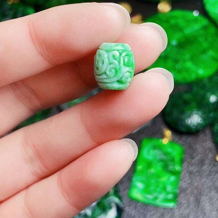 翡翠未镶嵌颈饰多样性