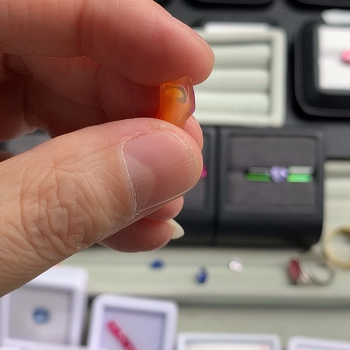 欧泊未镶嵌裸石2克拉