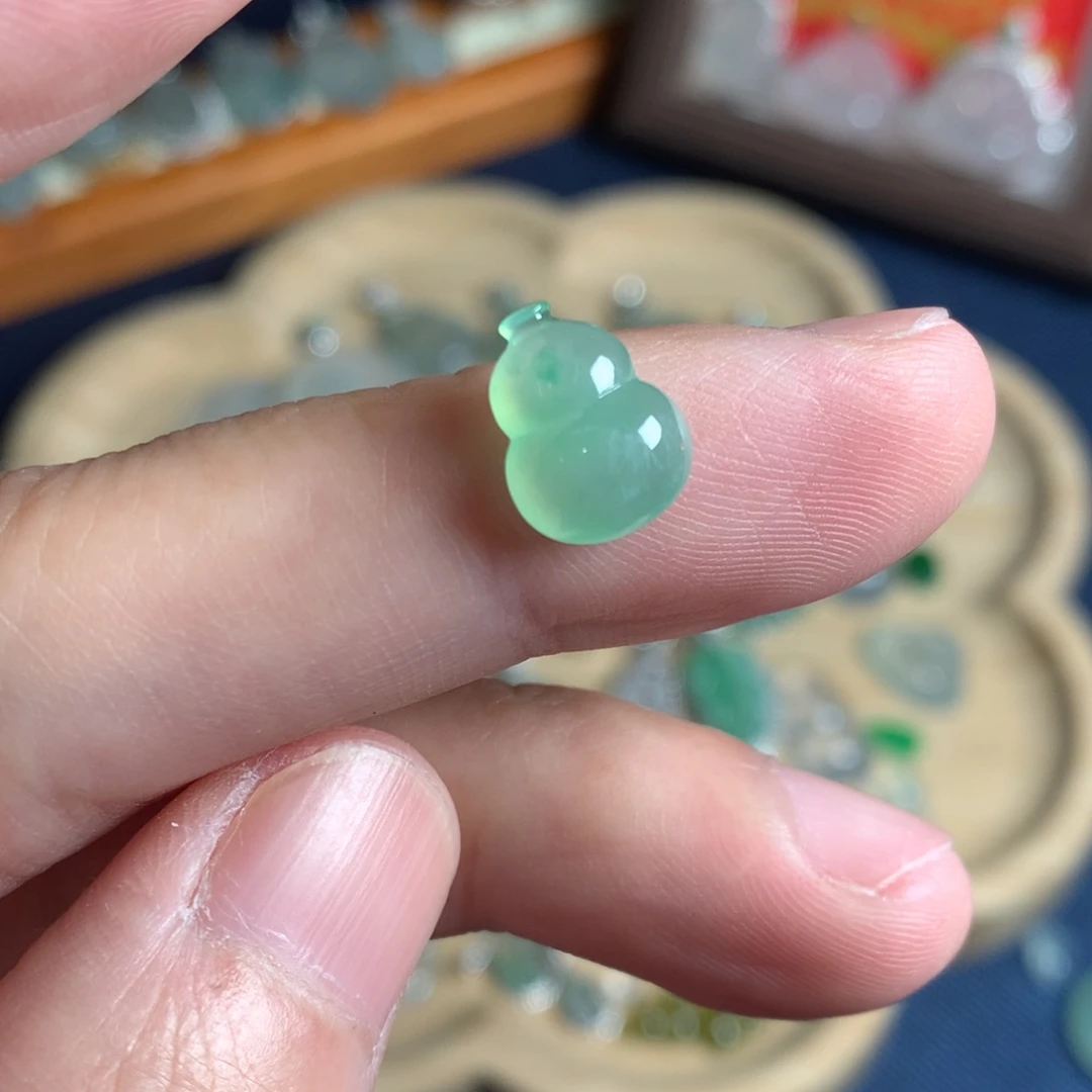 翡翠未镶嵌颈饰葫芦