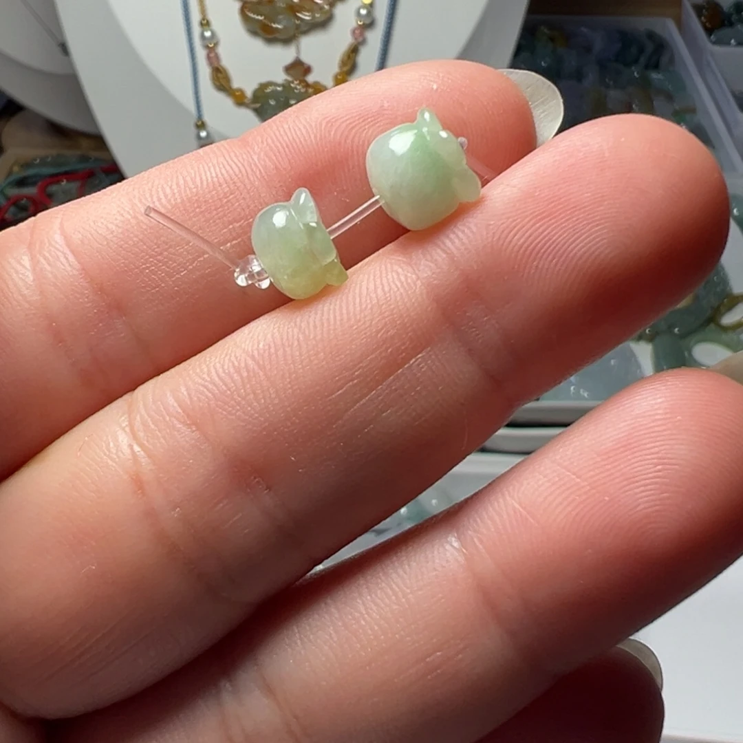 翡翠未镶嵌颈饰铃兰花两个60块