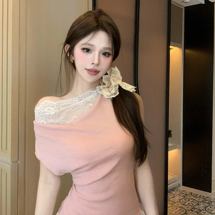 2025夏季新款斜肩蕾丝拼接纯欲风上衣女褶皱收腰显瘦减龄针织衫