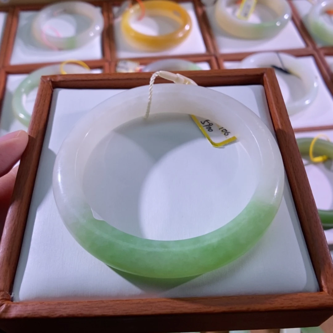 【闪购商品】未镶嵌手镯和田玉（翠青玉）