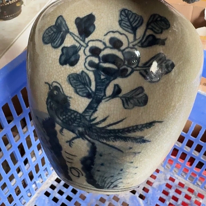 绸缎陶瓷的表面上