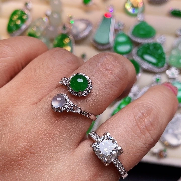 翡翠18K金镶嵌吊坠(赠链)