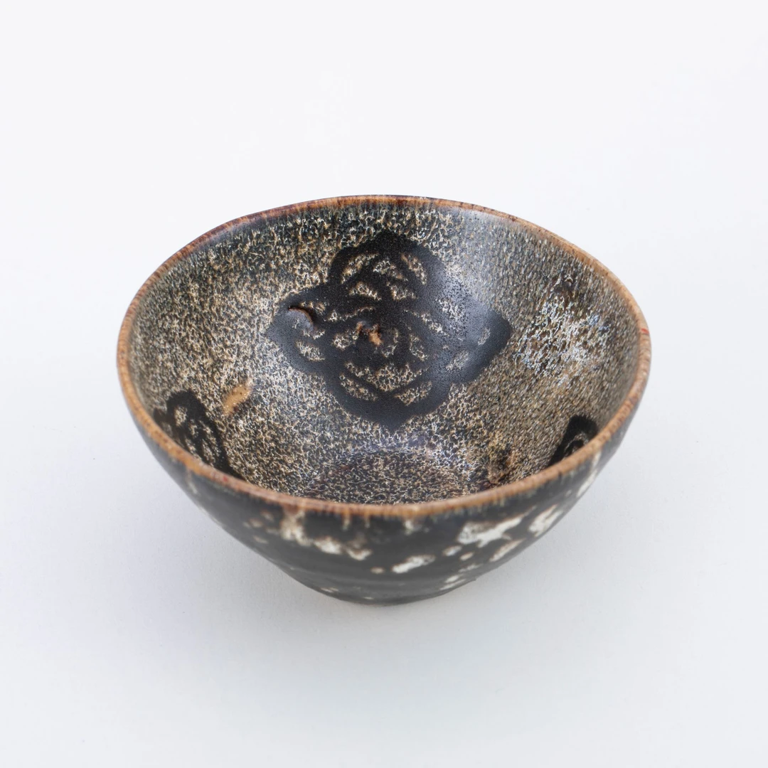 【拍卖】15、吉州窑窑变釉剪纸贴花菱花纹盏