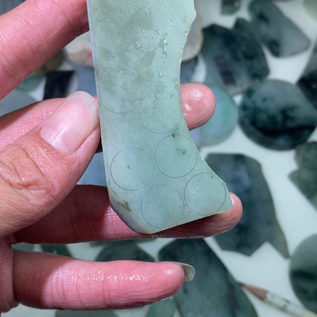 翡翠颈饰未镶嵌翡翠