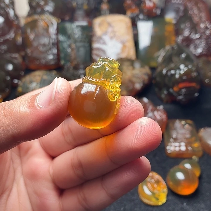 琥珀未镶嵌颈饰150