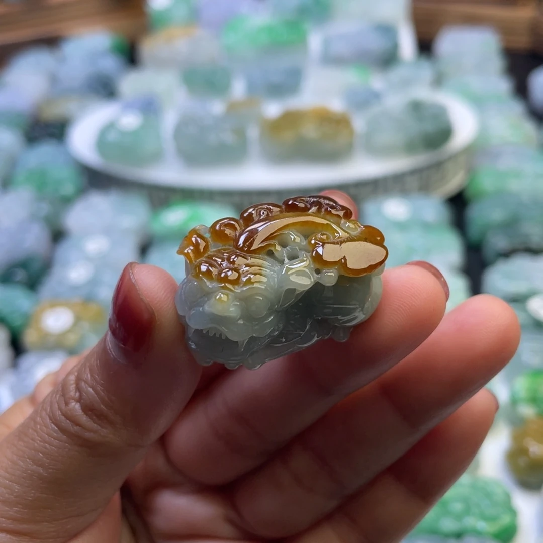 翡翠未镶嵌颈饰貔貅