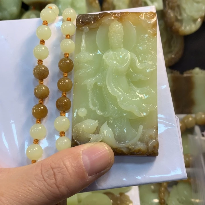 颈饰未镶嵌和田玉莲**者