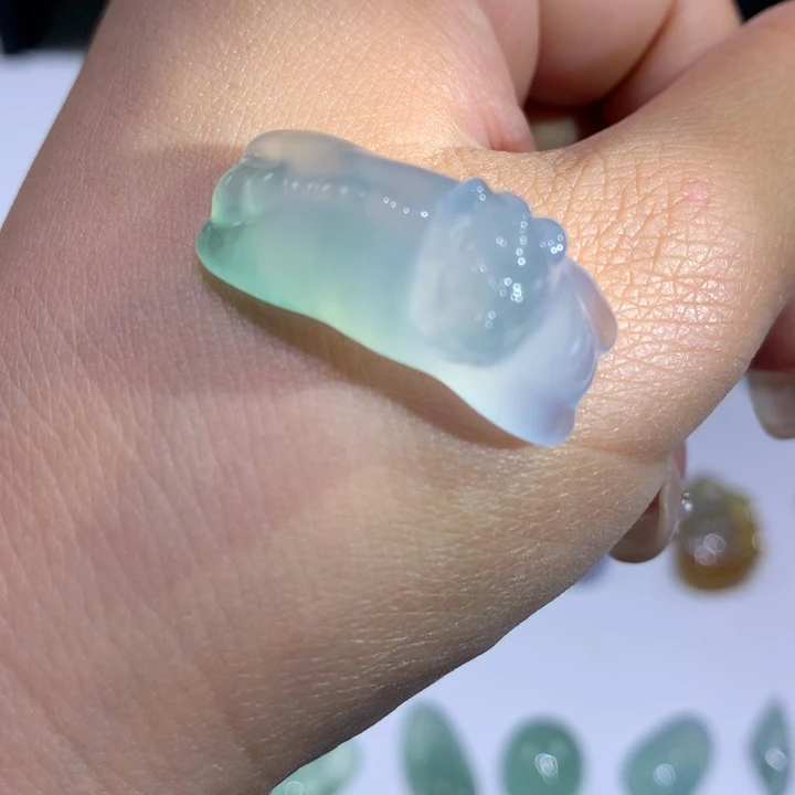 翡翠未镶嵌颈饰手牌