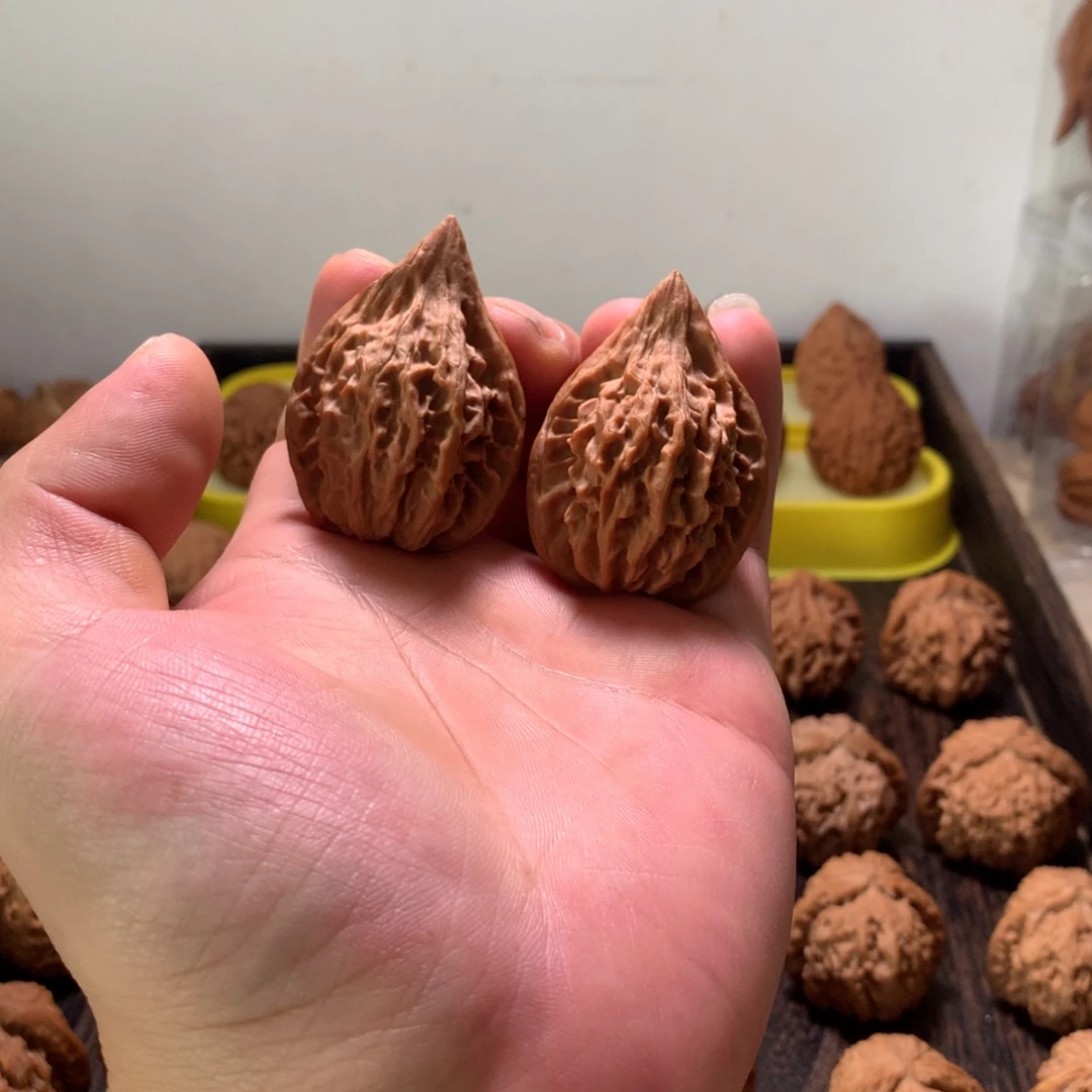 吊坠桃核福利红缨枪，尖部一处小浮黄，全品