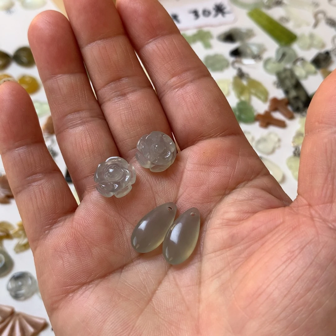 李***岁蛇纹石玉未镶嵌耳坠