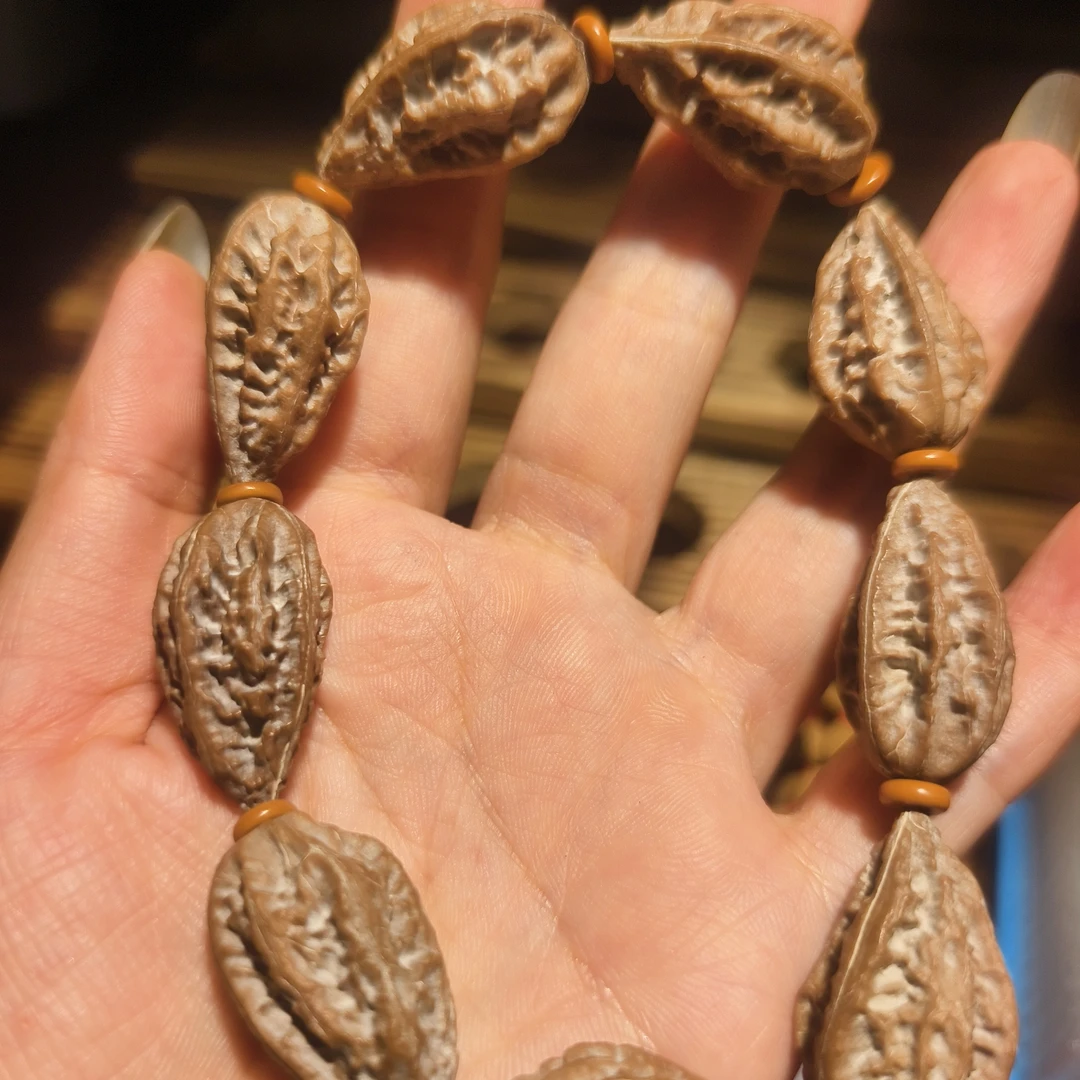 瓜条手持野生秋子核桃手持文玩把件天然异形纹路东北手把件