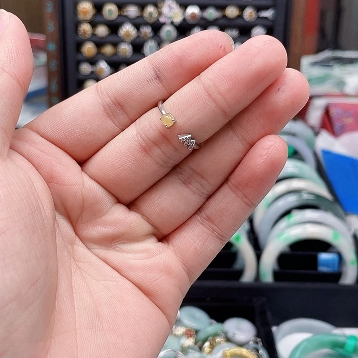 翡翠手镯未镶嵌翡翠