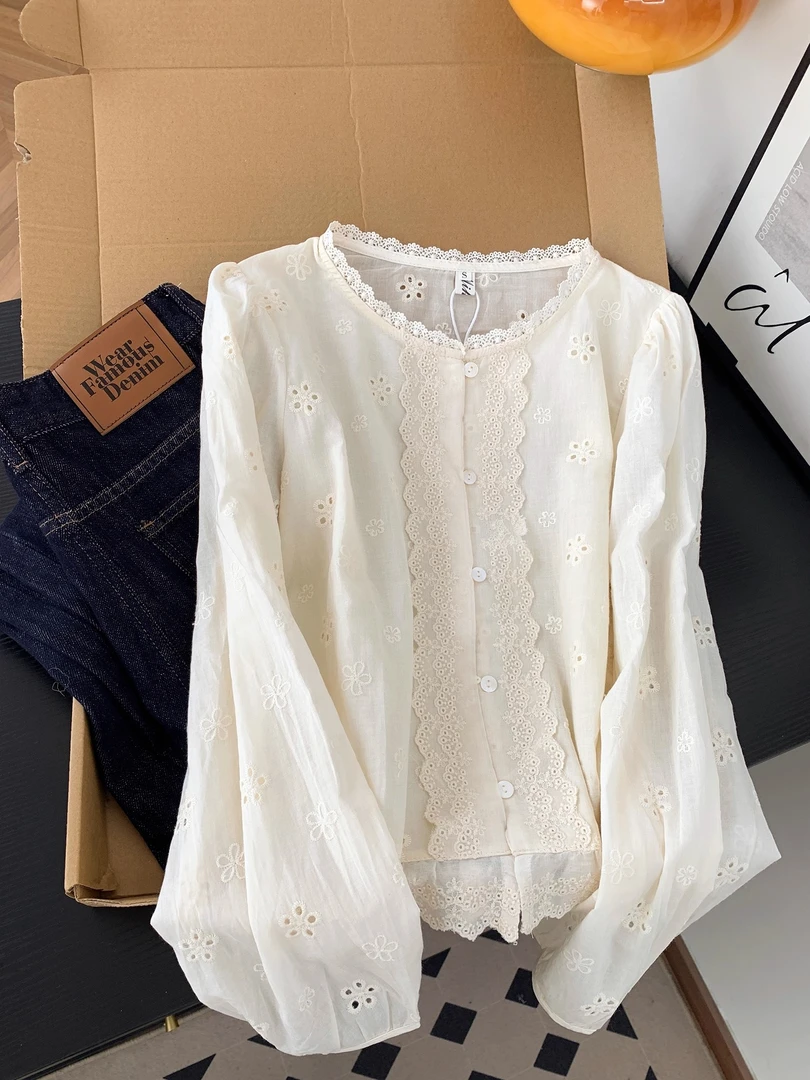 秋季法式浪漫温柔风镂空钩花圆领衬衫女高级感蕾丝拼接灯笼袖上衣