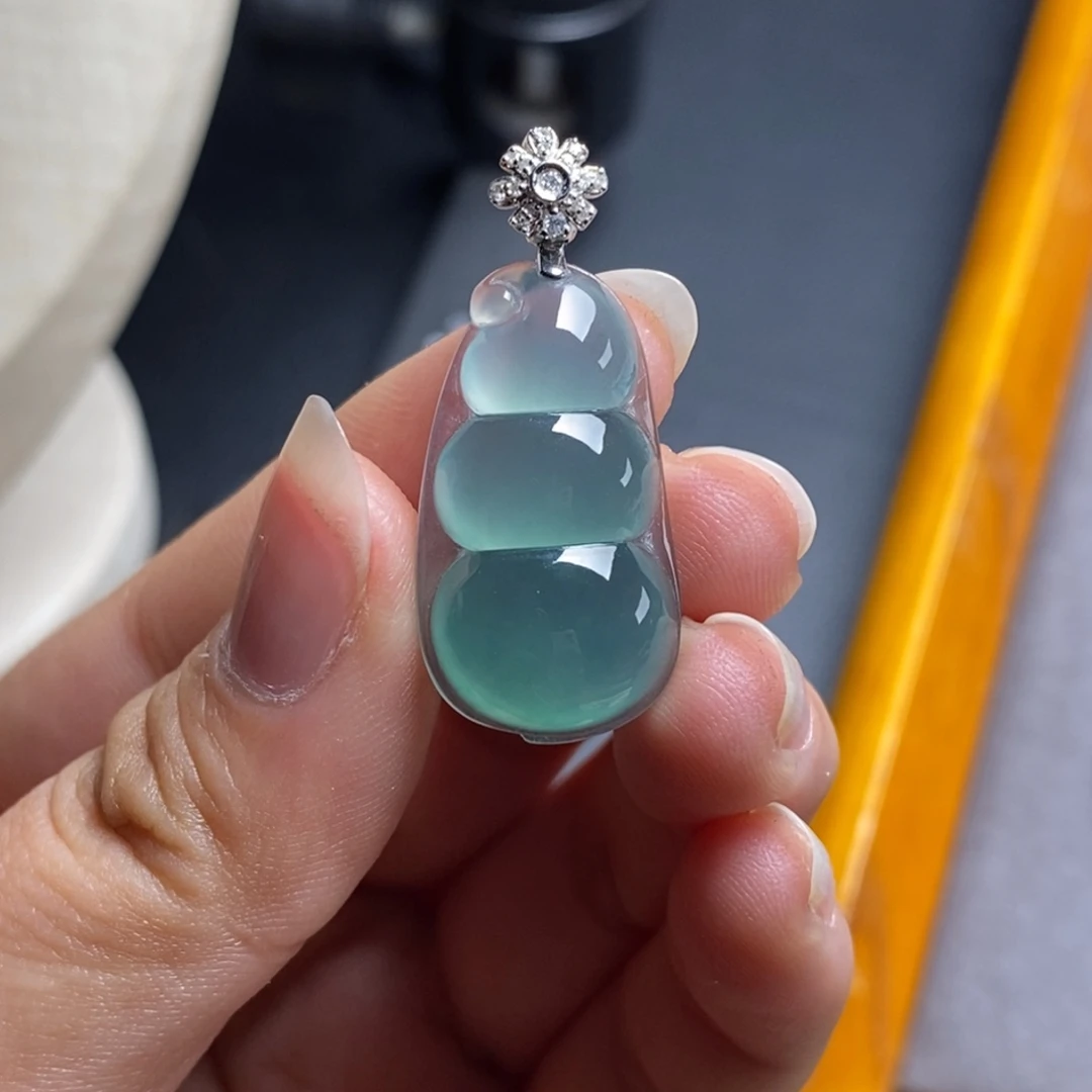 翡翠18K金镶嵌颈饰高冰蓝晴起胶纯色气质福豆吊坠