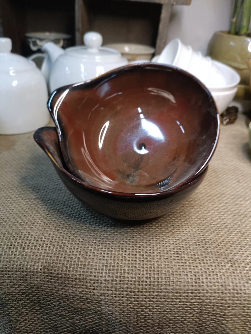 磁州窑铁红釉小碗一对