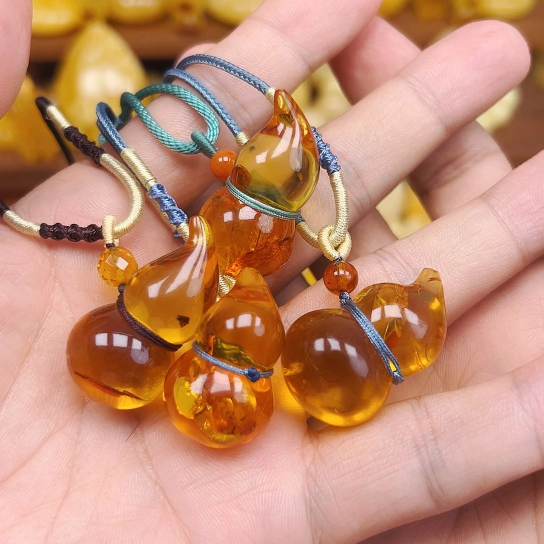 琥珀未镶嵌珠宝奇石花珀吊坠，多样性发其中之一