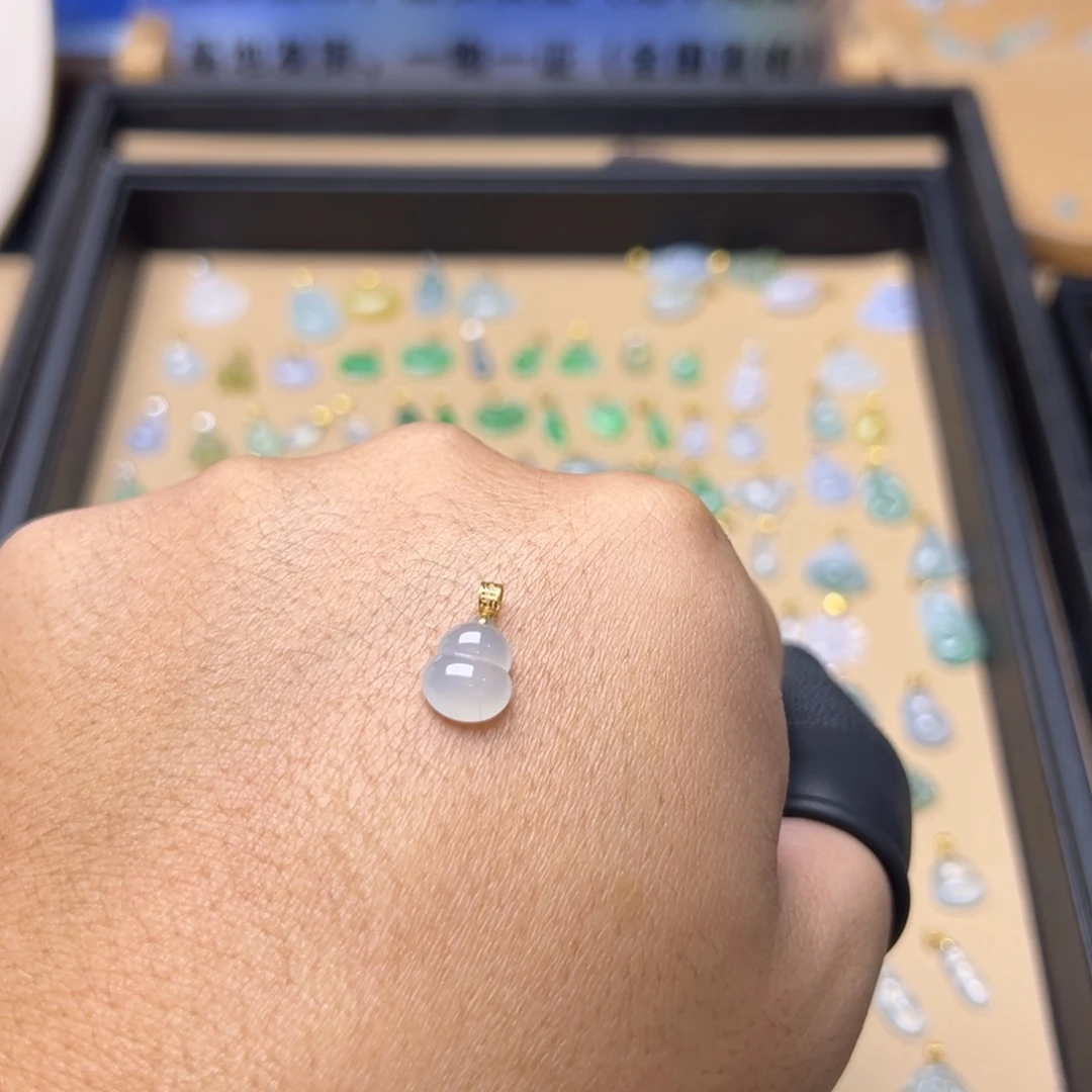 翡翠18K金镶嵌颈饰葫芦