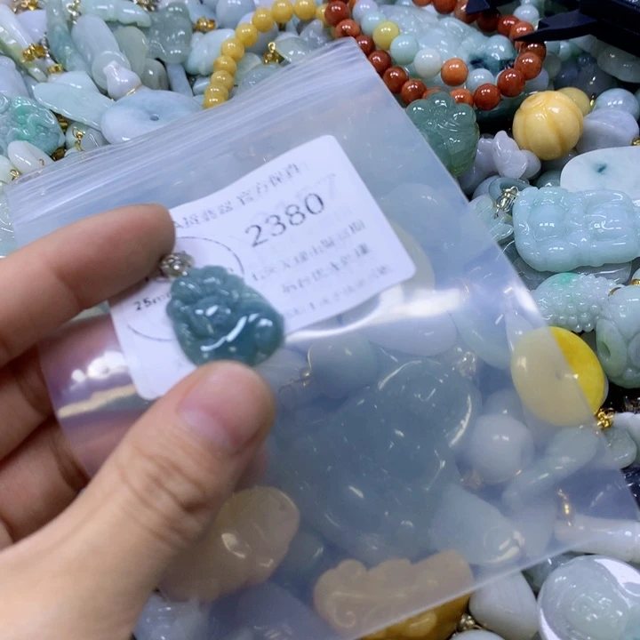 翡翠足银镀金镶嵌颈饰翡翠