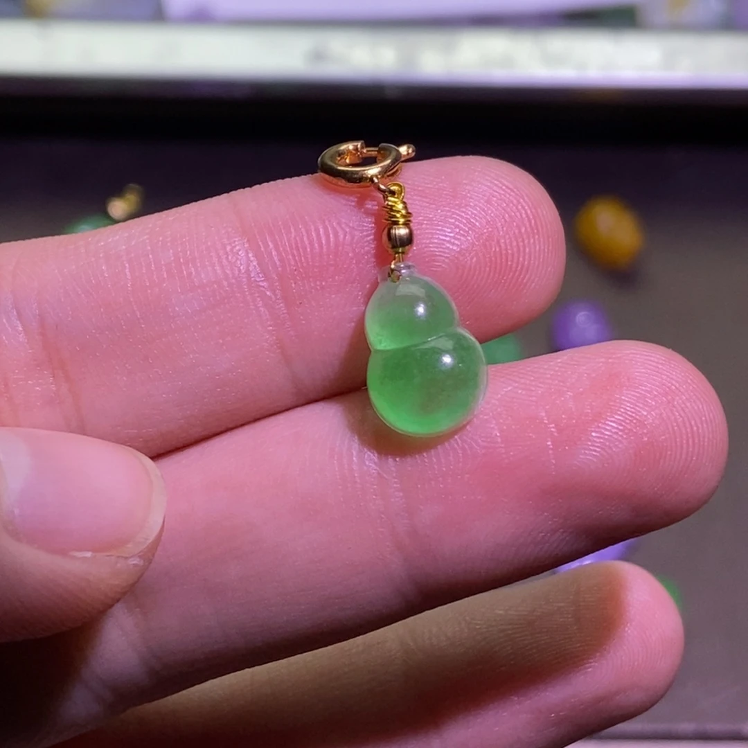 颈饰未镶嵌翡翠?**姑吊坠