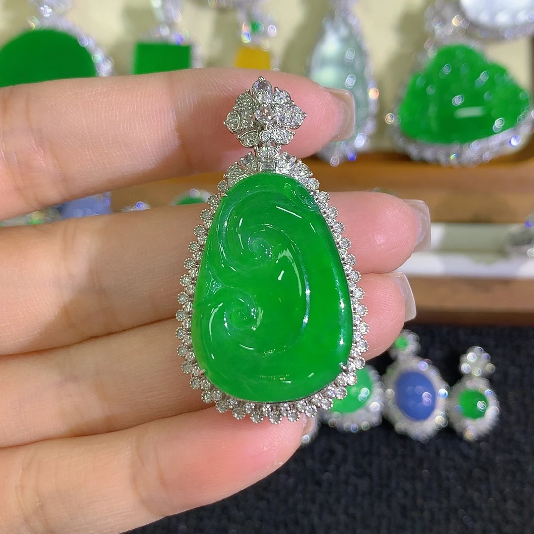 卖***著翡翠18K金镶嵌颈饰如意