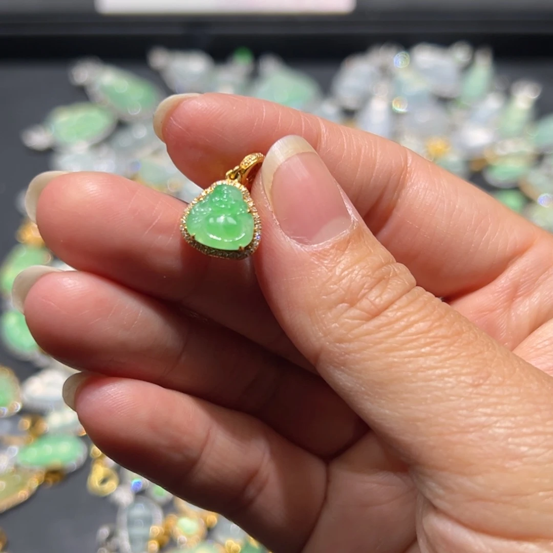 翡翠颈饰18K金镶嵌可***吗吊坠