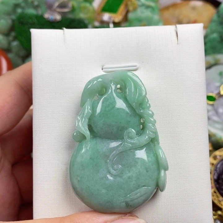 翡翠未镶嵌吊坠(赠链)