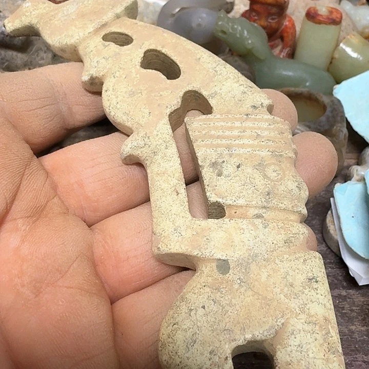 蛇纹石玉颈饰未镶嵌