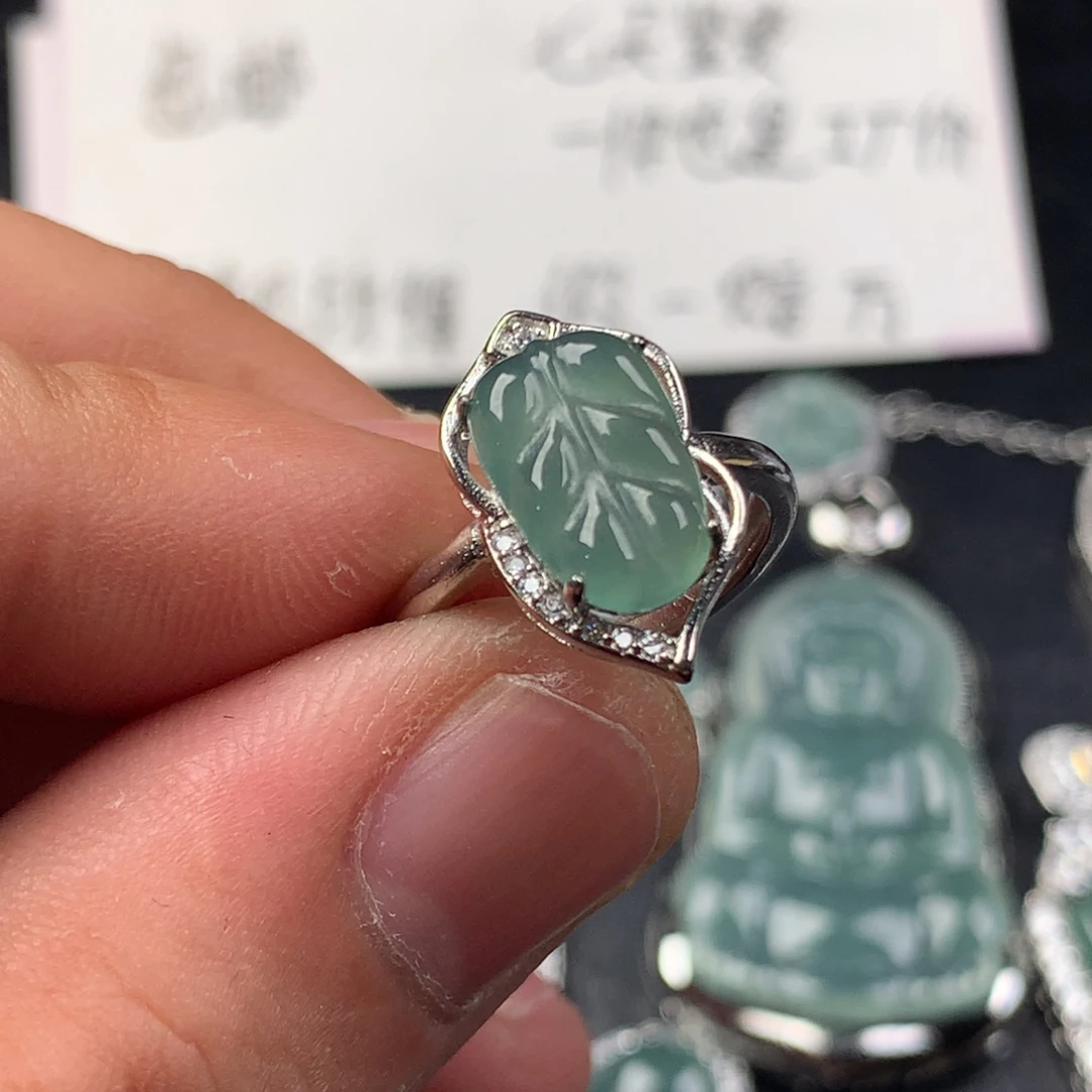 颈饰未镶嵌翡翠叶子戒指