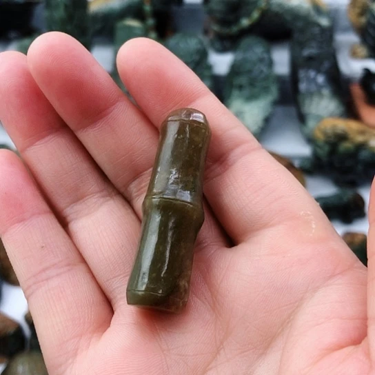 未镶嵌岫岩河磨玉（透闪石质玉）挂件