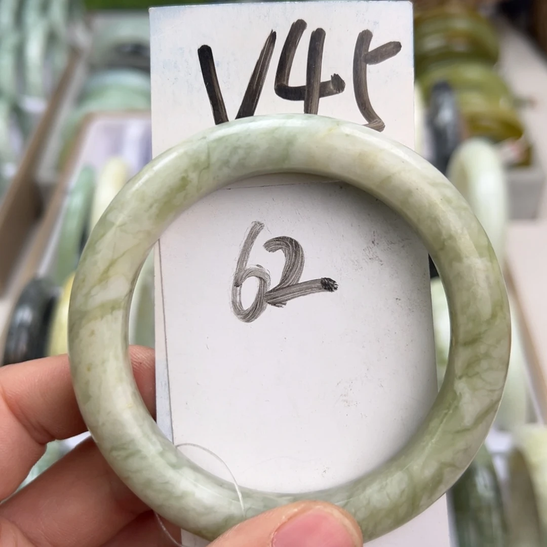 岫玉手镯未镶嵌天然岫玉微瑕，可以正常佩戴