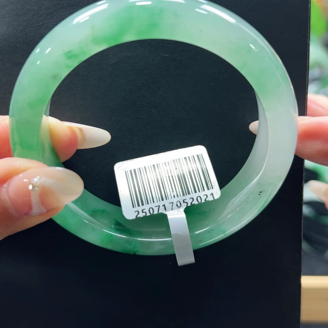 玉***芝石英质玉未镶嵌手镯