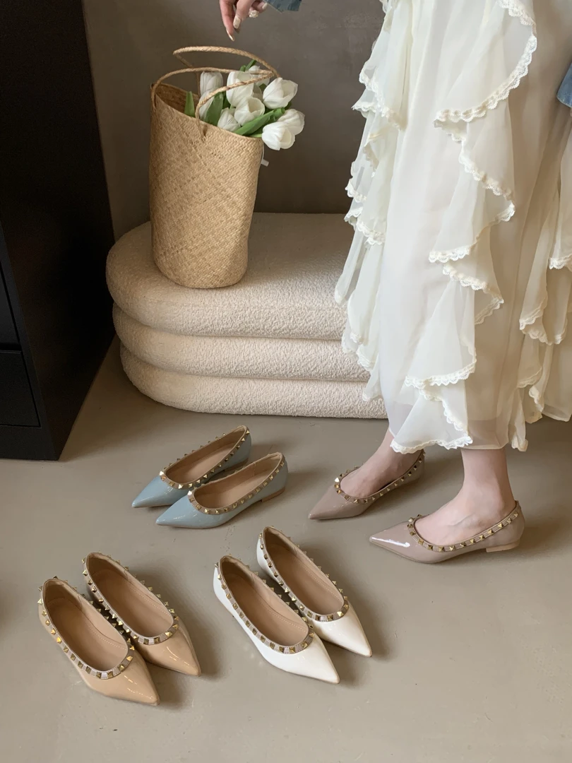 法式铆钉平底单鞋女2025新款秋季浅口软底尖头一脚蹬时尚小皮鞋子