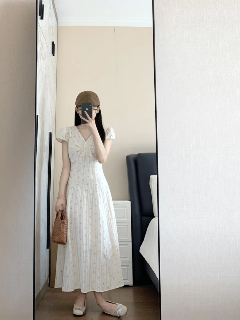 2025新款法式v领碎花连衣裙子女夏季小个子设计感收腰显瘦a字长裙